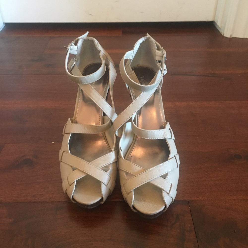 New beige tan brown strappy heels